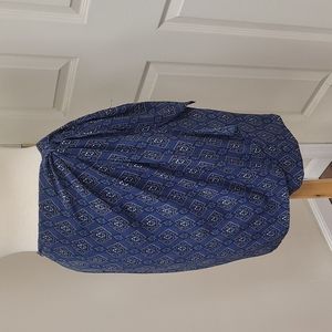 Mini skirt, navy blue color with design, made with 100%silk, size 6